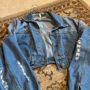 Cropped jean jacket with pockets and rips, high collar